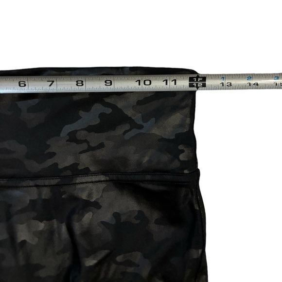Spanx Faux Leather Leggings Matte Black Camo Size Small - Picture 8 of 11